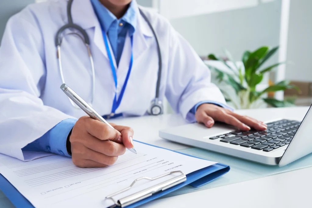 Profesional de la clínica registrando un estudio
